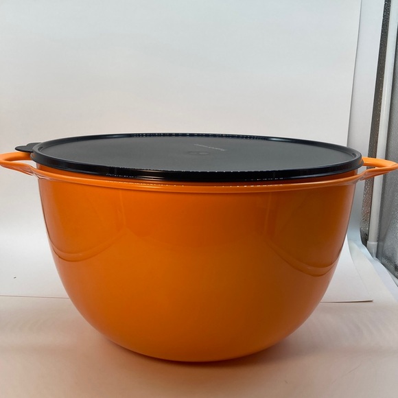 TUPPERWARE Jumbo THATSA Bowl 14 L / 59 CUPS Orange & Black Lid - Picture 2 of 13